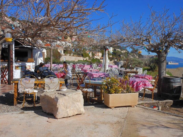 Le Cabanon De Paulette Boulevard Des Baigneurs Marseille